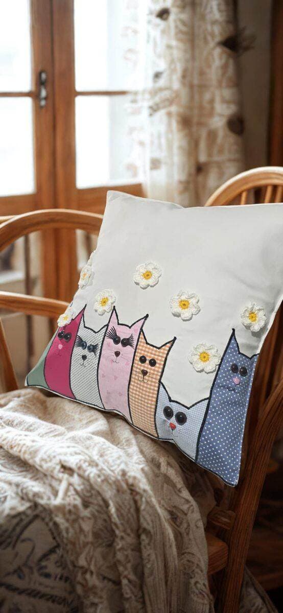 Almofada bordada com gatinhos coloridos