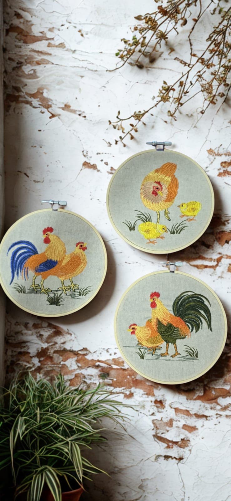 Bastidores bordados com galinhas e pintinhos fundo rústico