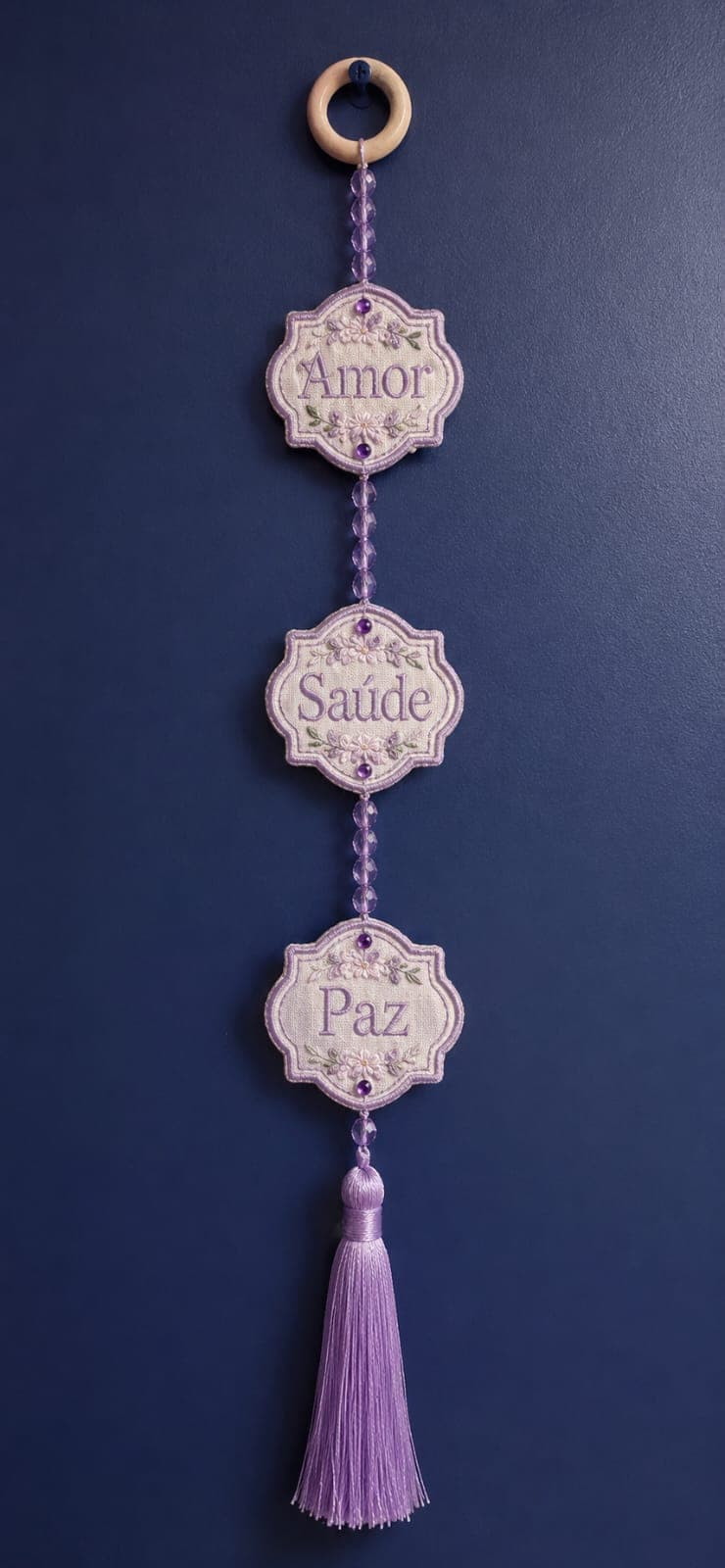 Pingente decorativo bordado Amor Saúde e Paz em lilás