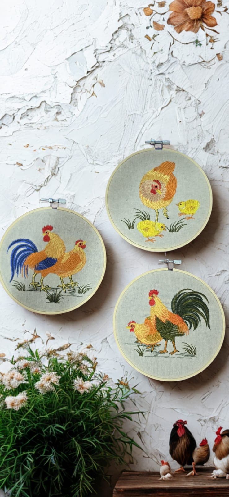 Bastidores bordados com galinhas e galo fundo claro