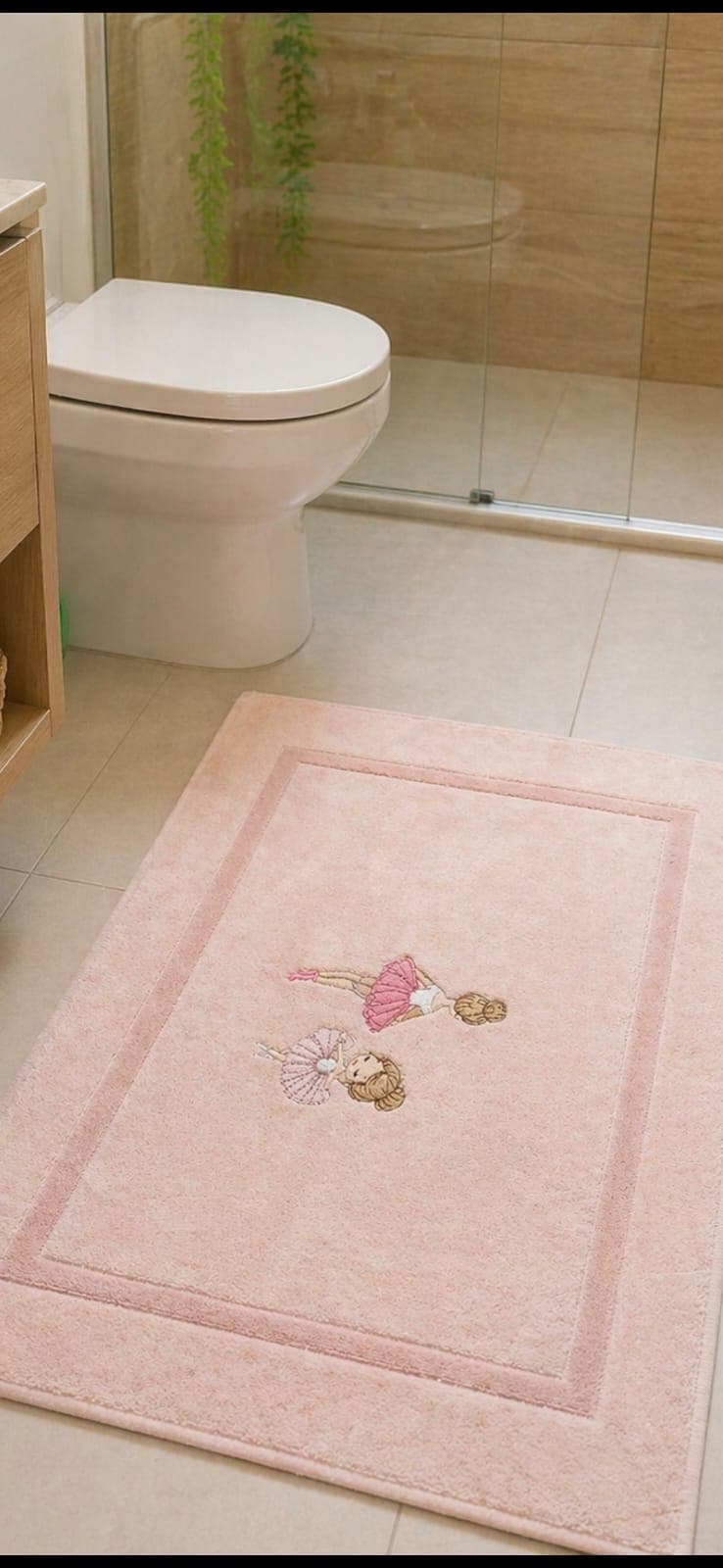 Tapete de banheiro rosa bordado com bailarinas