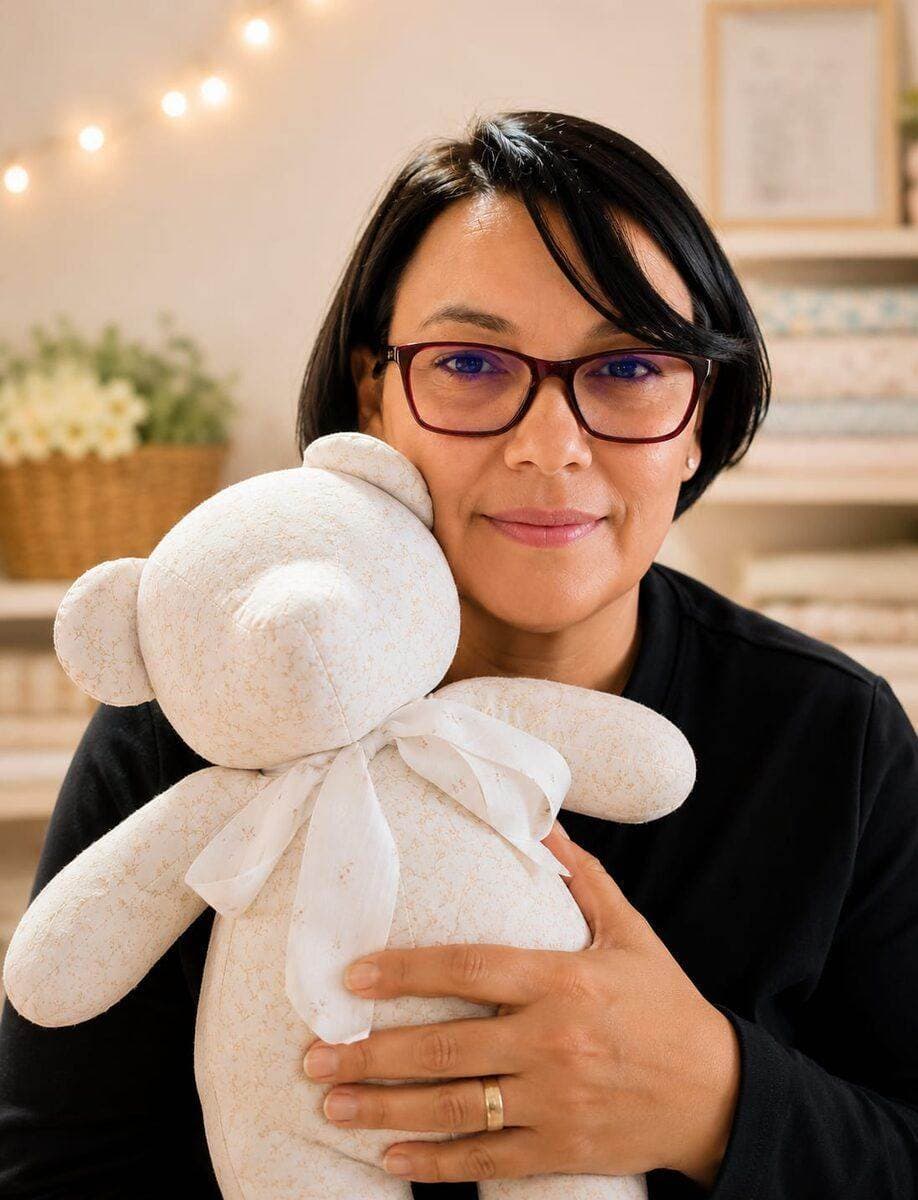 Lu Teixeira segurando naninha de coelho artesanal