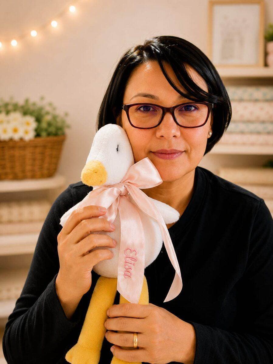 Lu Teixeira segurando naninha de pato