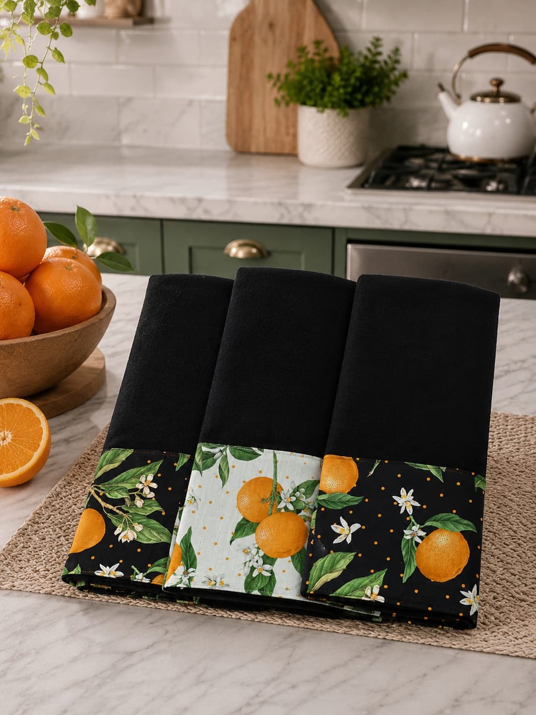 Kit 3 panos de prato preto com estampa de laranjeira dobrados