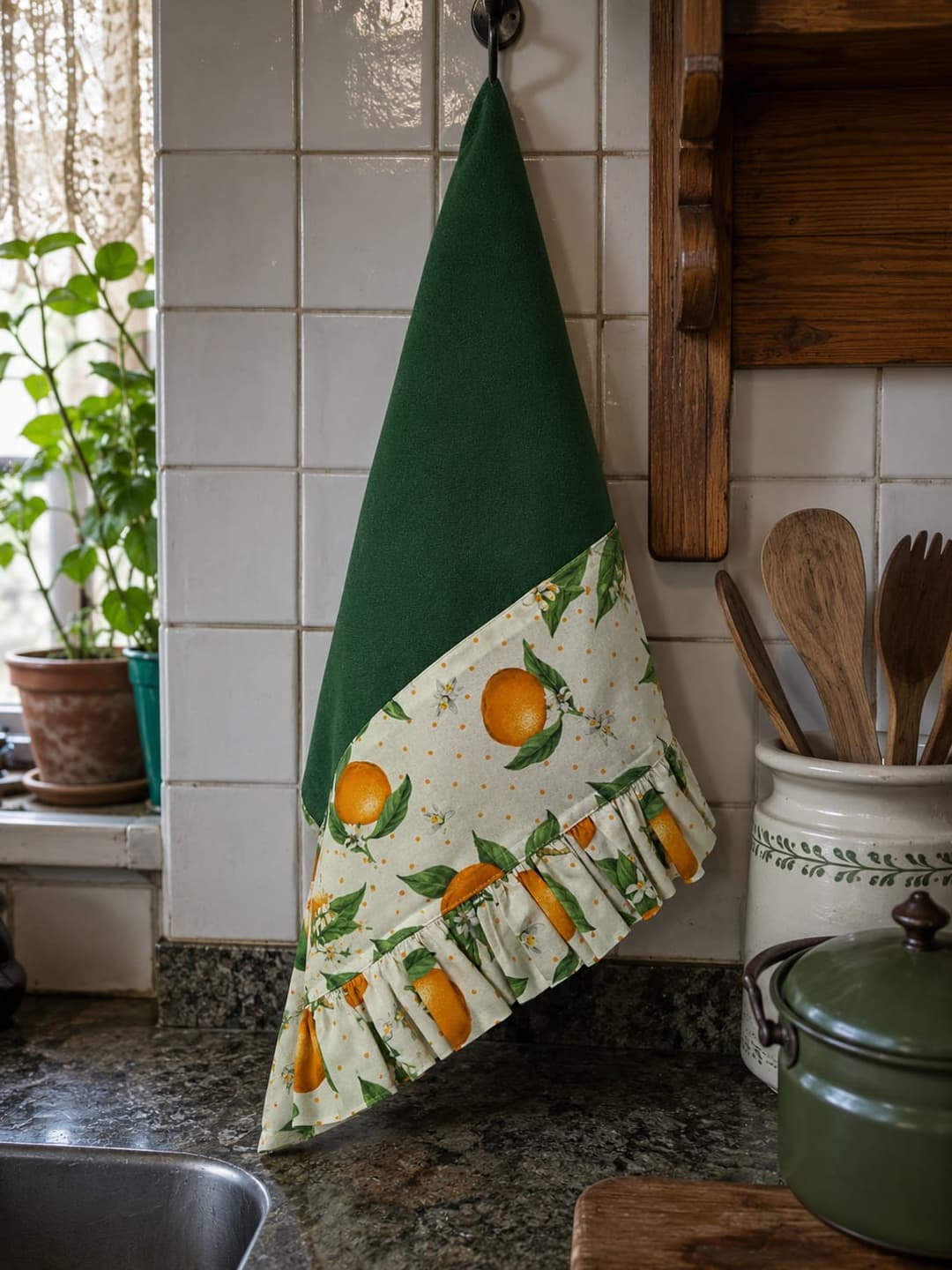 Pano de prato verde barrado laranjeira em cozinha de azulejo branco