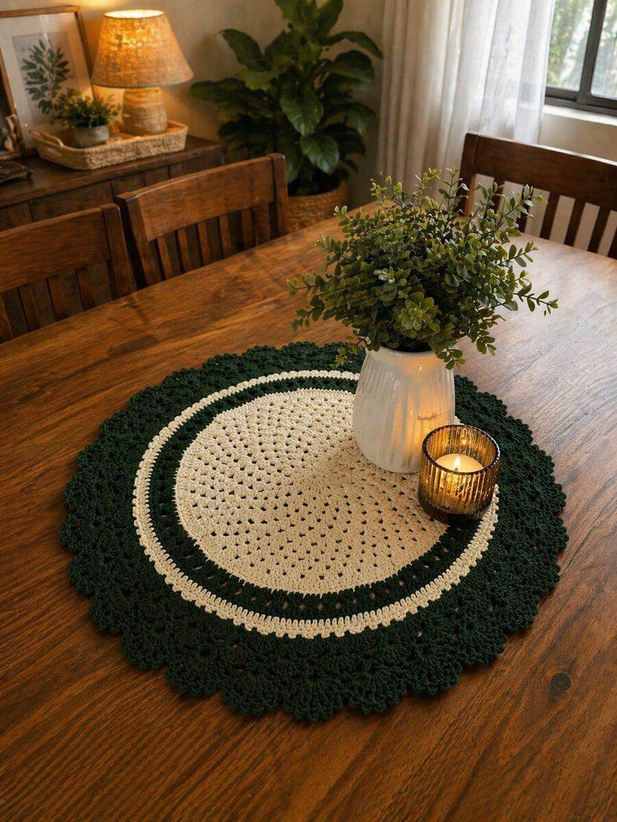 Sousplat de crochê verde escuro com vela