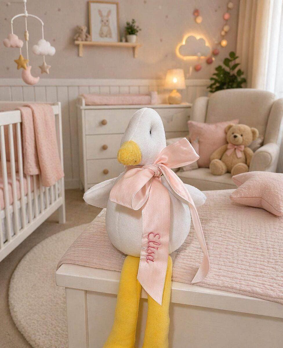 Naninha de pato amarelo no berço do bebê