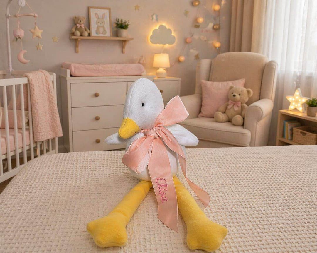 Pelúcia de pato no quarto do bebê
