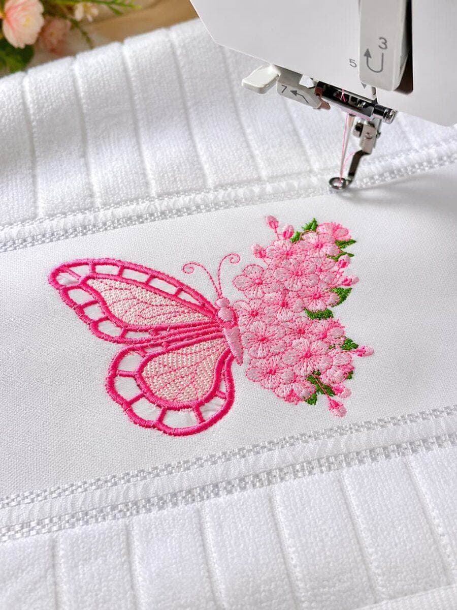 Toalha de lavabo bordada com borboleta rosa