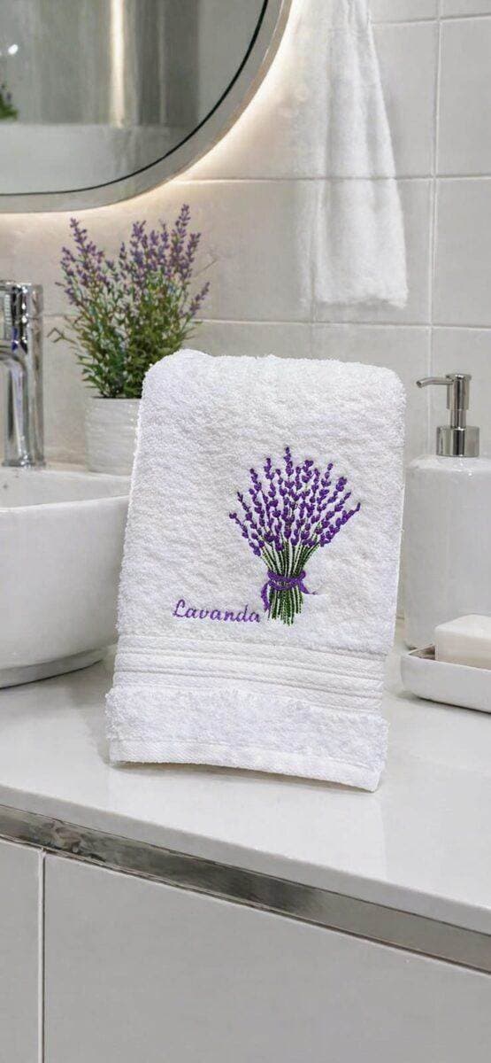 Toalha de lavabo bordada com flores de lavanda